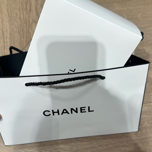 CHANEL NWT tweed cosmetic bag. - Picture 7 of 9